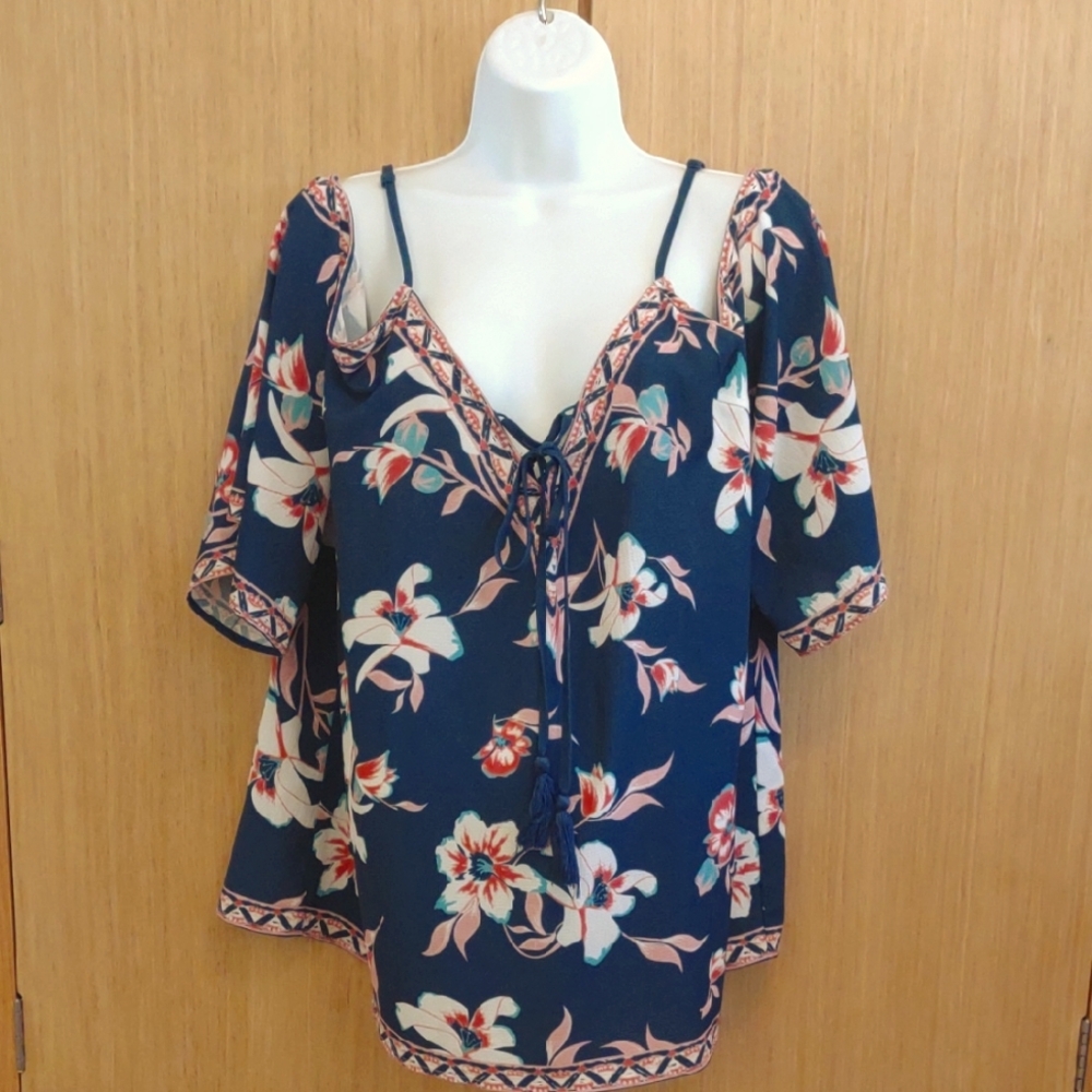 +SZ Flying Tomato SZ 1X Navy Floral Cold Shoulder Top